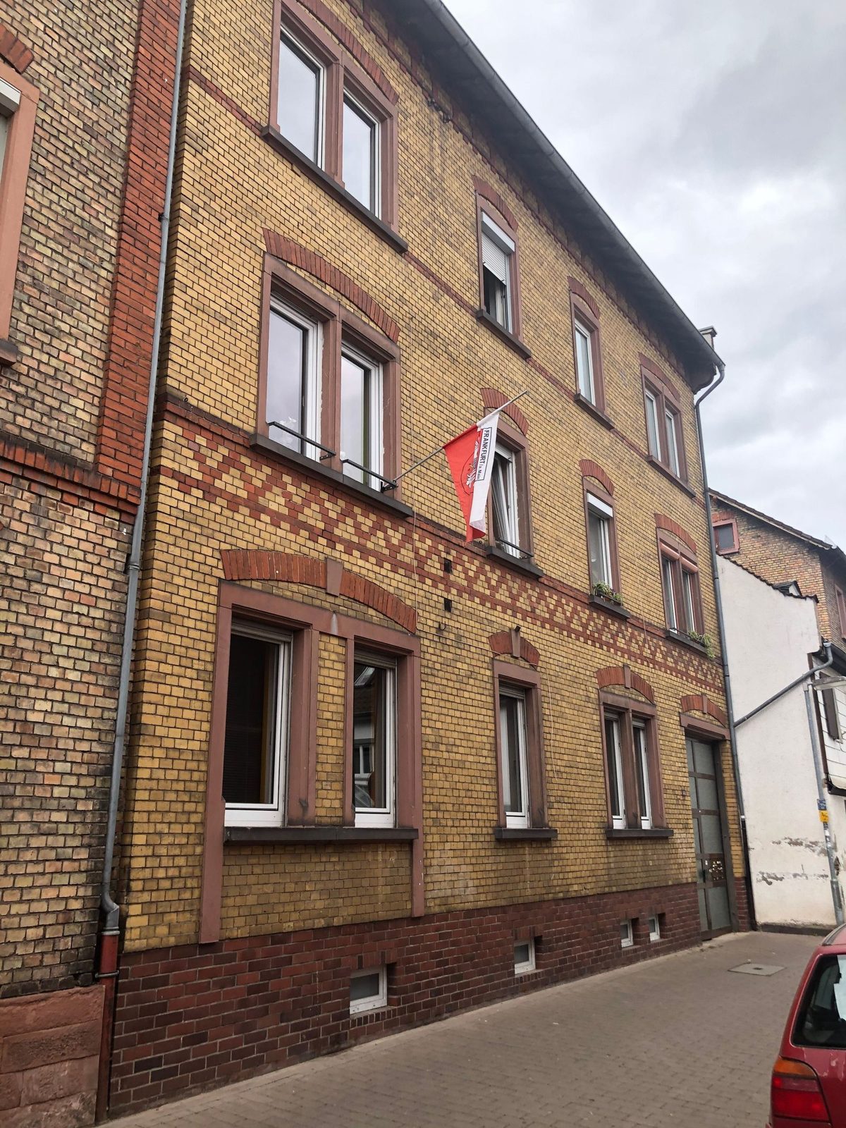 Klinkerfassade vor der Sanierung: verschmutzte Steine, verwitterte Fugen
